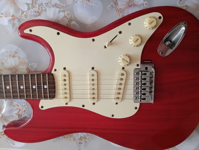 Elektra gitara sotiladi lucky star
