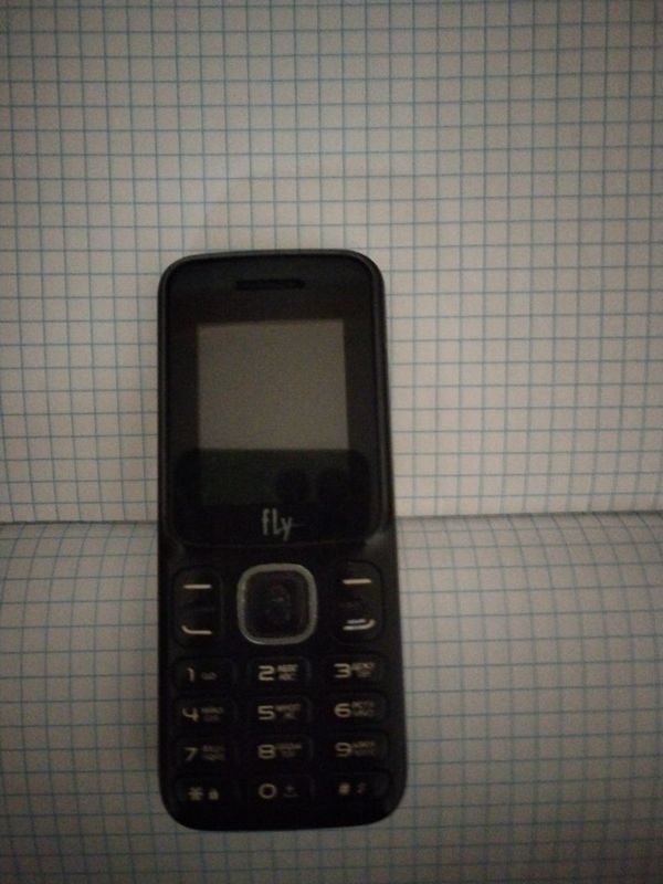 Fly tugmali telefoni