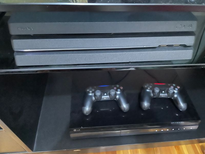 Продам Playstation 4 Pro, 1 TB