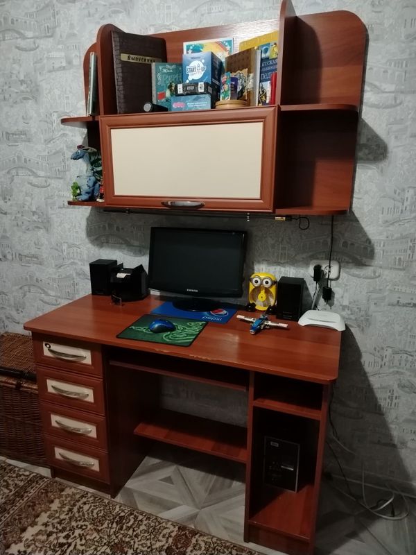 Качественный гарнитур (мебель)