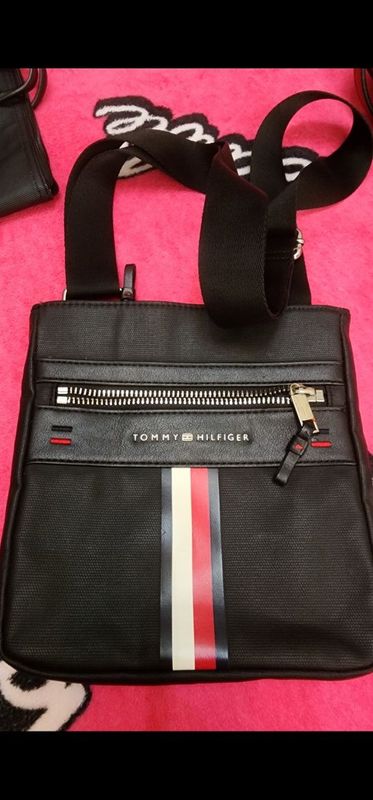 Сумка мужская Tommy Hilfiger оригинал пользована пару раз Сумка мужская Tommy Hilfiger оригинал пользована пару раз