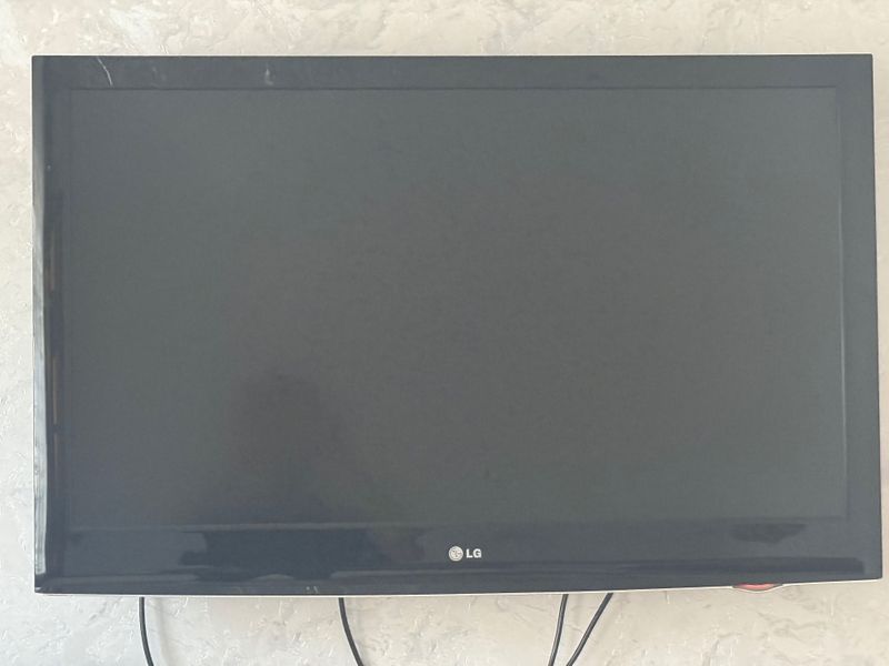 LG televizor 43 dyum