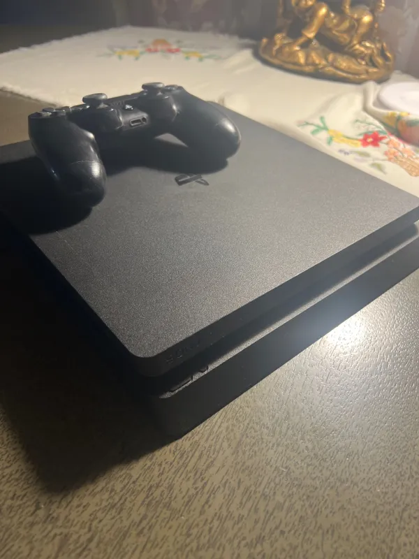 Срочно продаю плэйстейшен 4 Срочно продаю плэйстейшен 4