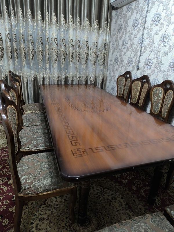 Продаётся стол и стульев Продаётся стол и стульев