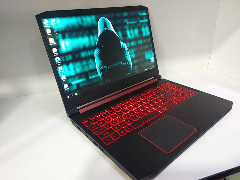 Acer Nitro 5 Ryzen 5-3550H 8/512 GB RX 560 4 gb 15.6" FHD IPS