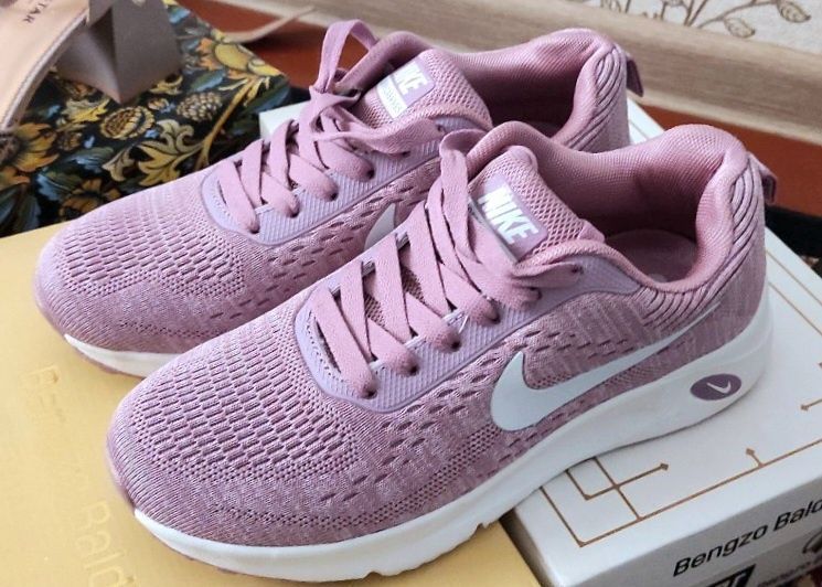 Новые женские кроссовки Nike — стиль, комфорт и лёгкость! Новые женские кроссовки Nike — стиль, комфорт и лёгкость!