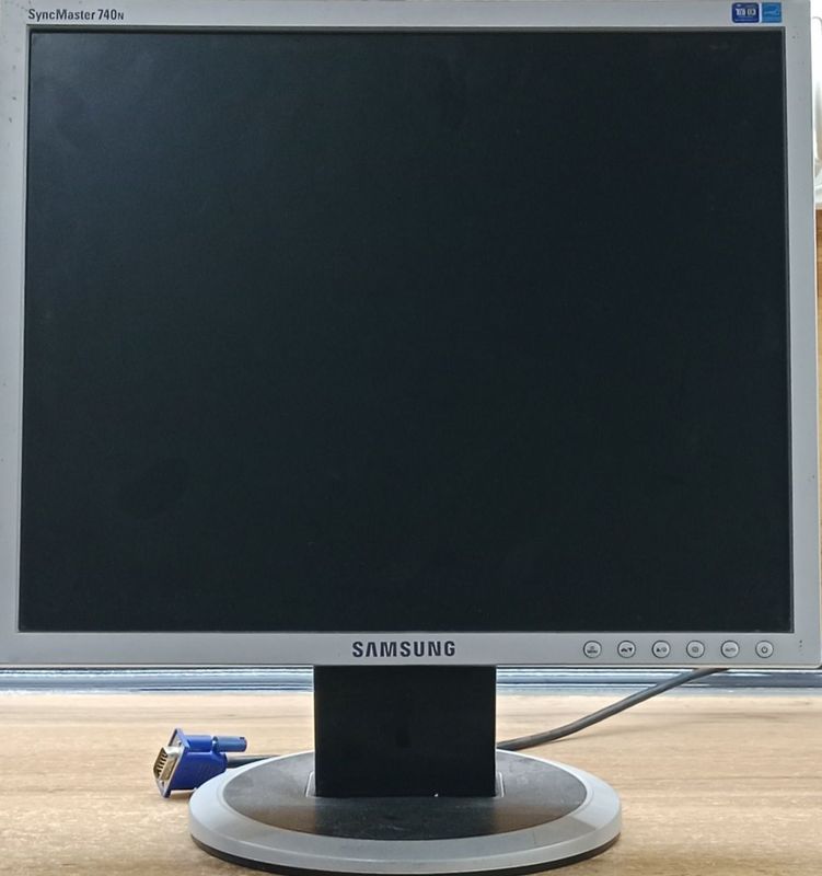 Monitor Samsung syncMaster 740N sotiladi