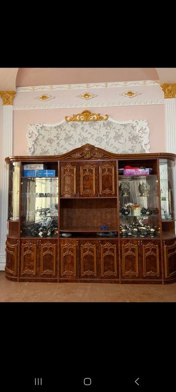 Шкаф-витрина в хорошем состоянии Шкаф-витрина в хорошем состоянии