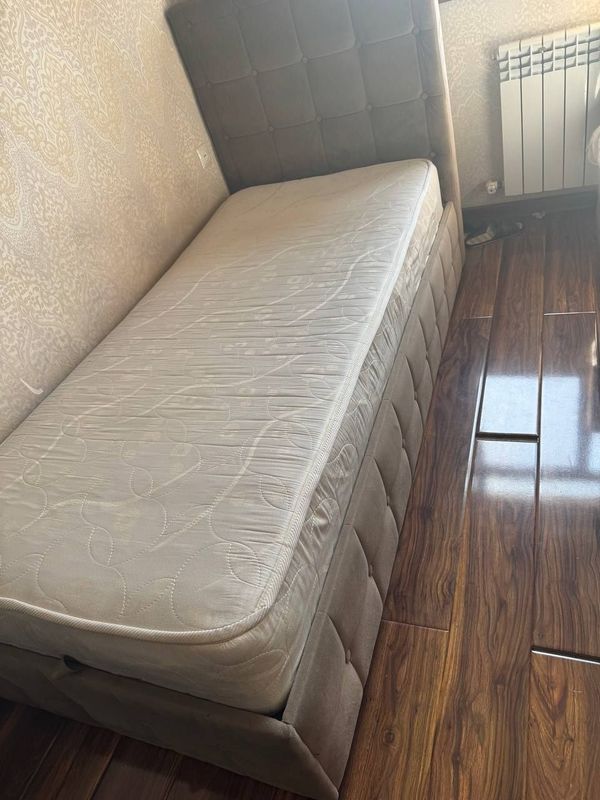 Продается хороший прочный односпальный... 2 кровата... Продается хороший прочный односпальный... 2 кровата...