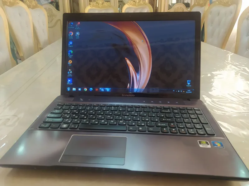 Lenovo Z570 Ideapad 256 ssd 512 hdd 8Gb ram