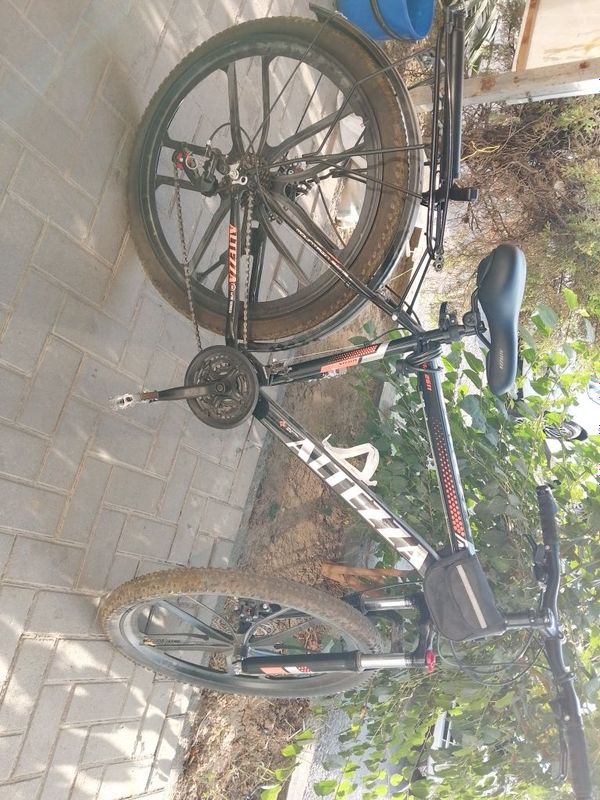 Velosiped yangi . Velosiped yangi .