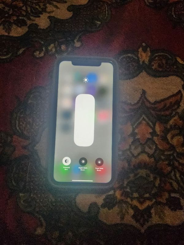 Iphone 11ideal aybi yo ocilmagan 76%64 rangi oq xammayogi ishlidi