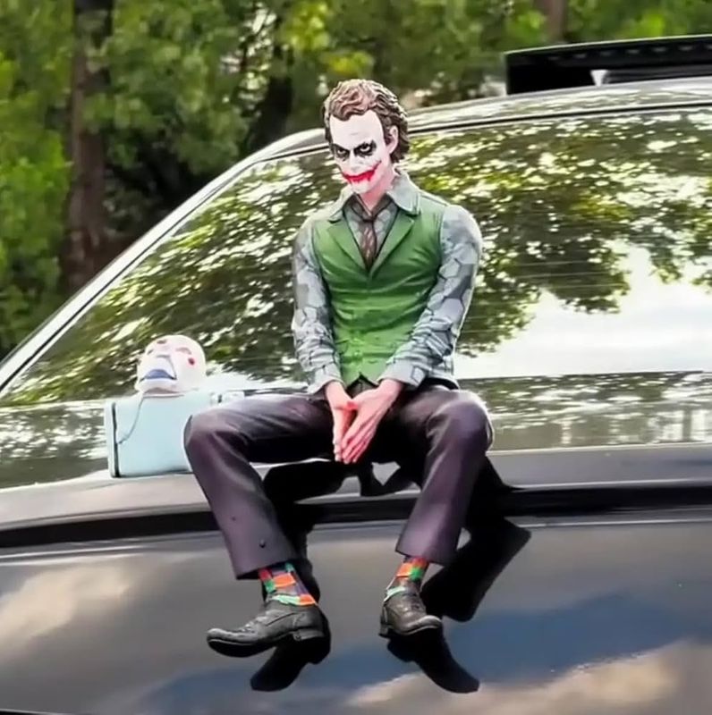 Joker figurka avtomobil va ofiz uchu Joker figurka avtomobil va ofiz uchu