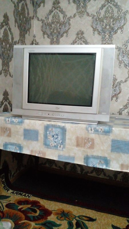 Срочно Телевизор и подставка сотилади.