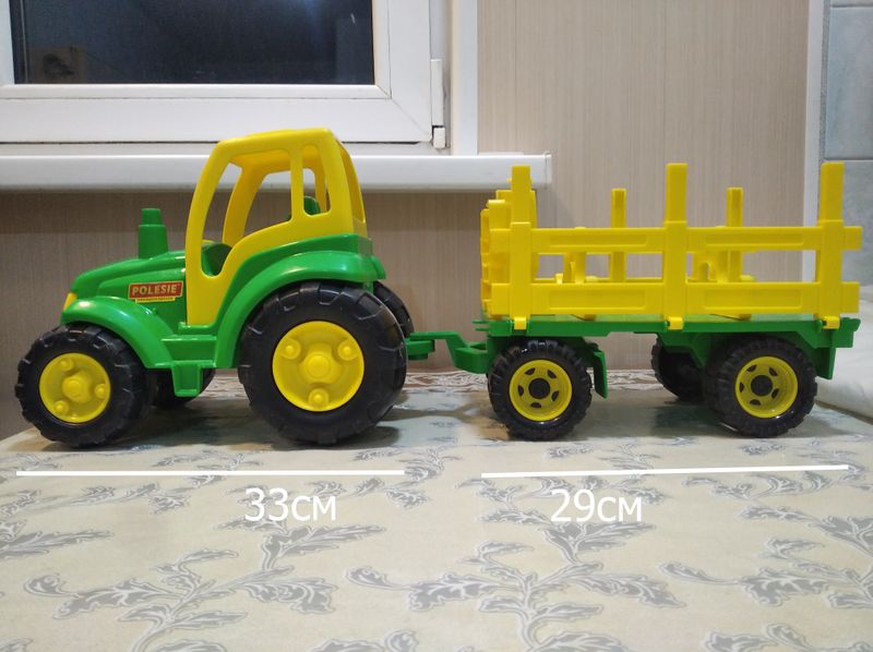 Детская игрушка, трактор с прицепом.