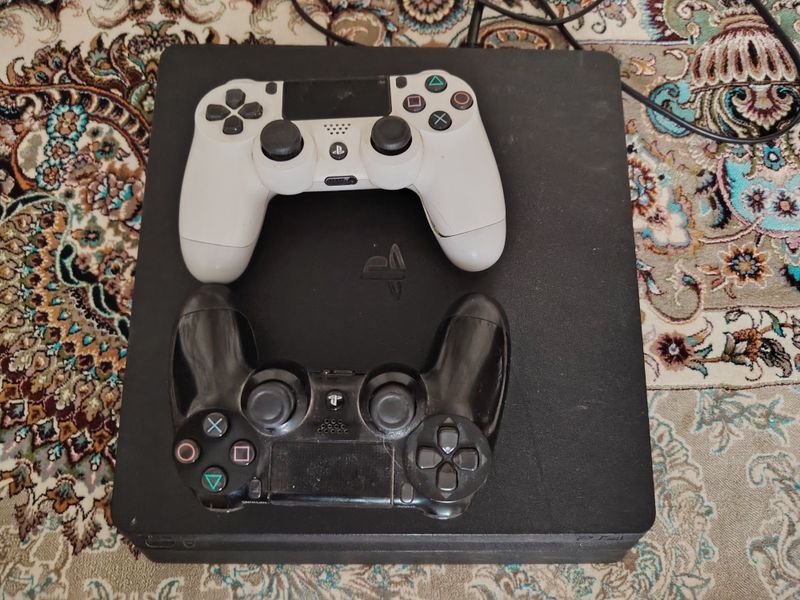PlayStation 4 satiladi PlayStation 4 satiladi