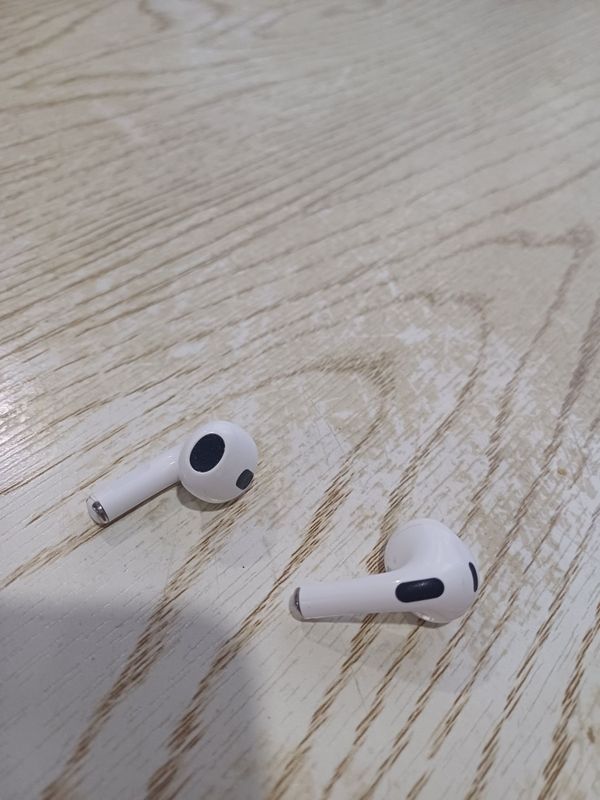 Срочно продам Apple airpods оригинал в хорошем состоянии б/у
