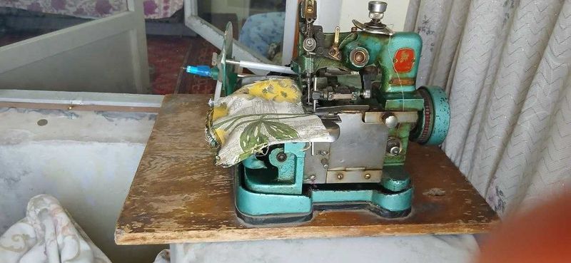 Продаётся оверлок металлический, китайский. Б/у. 300000 сум Продаётся оверлок металлический, китайский. Б/у. 300000 сум