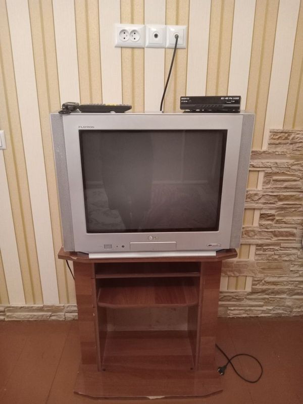 Televizor tyuneri va televizor qo'ygichi bilan birga Televizor tyuneri va televizor qo'ygichi bilan birga