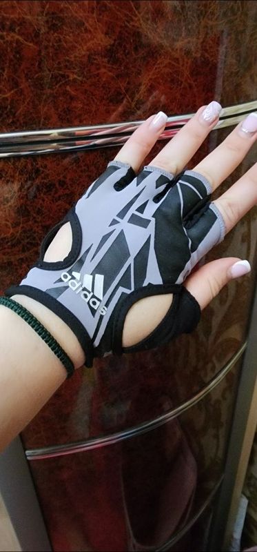 Перчатки S-М Adidas оригинал состояние отличное Перчатки S-М Adidas оригинал состояние отличное