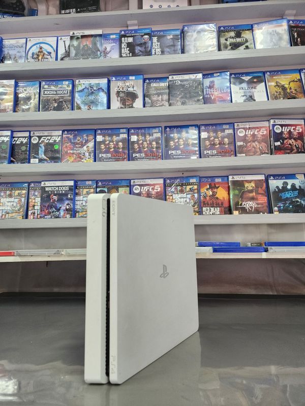 Продается игровой консол Sony Playstation 4 sl8m прошитая