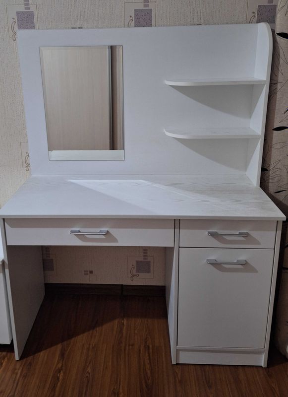 Продаётся хороший компьютерный стол, размер-110х50х70 Продаётся хороший компьютерный стол, размер-110х50х70