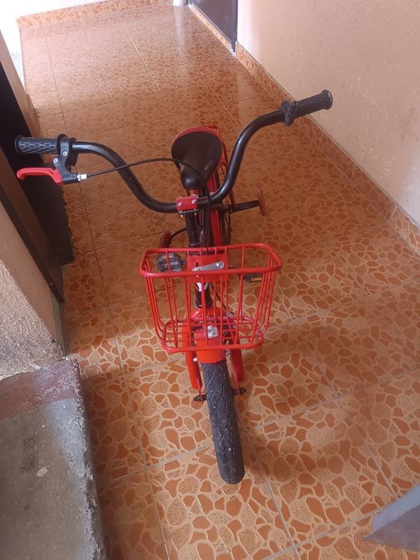 Qiz bolalar uchun velosiped sotiladi Qiz bolalar uchun velosiped sotiladi