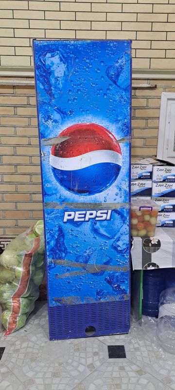 Холодилник PEPSI.