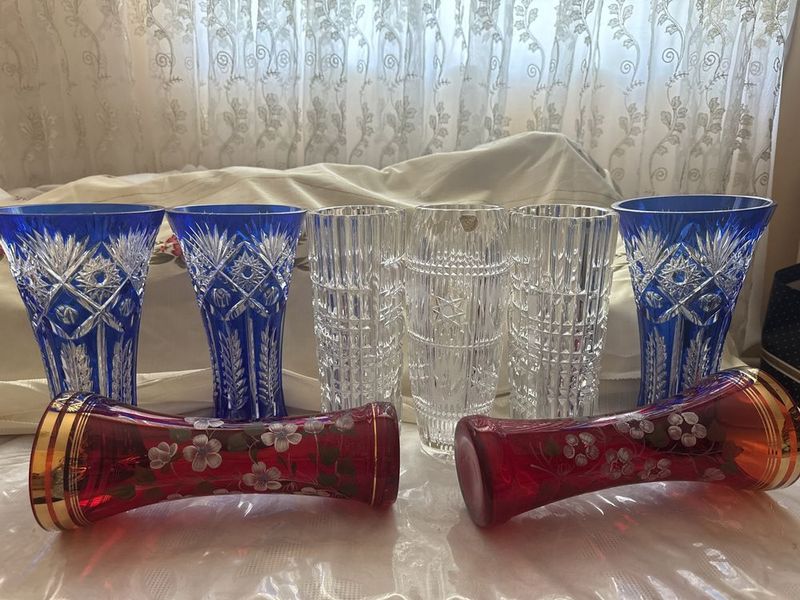 Продается хрустальнаая вазы и богемская вазы Одна ваза синая с дифект. Продается хрустальнаая вазы и богемская вазы Одна ваза синая с дифект.