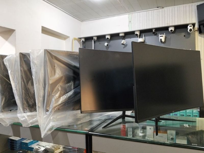 Monitor Pixel 180 hz zo'r holatda aybi yoq ishlashi zo'r Monitor Pixel 180 hz zo'r holatda aybi yoq ishlashi zo'r