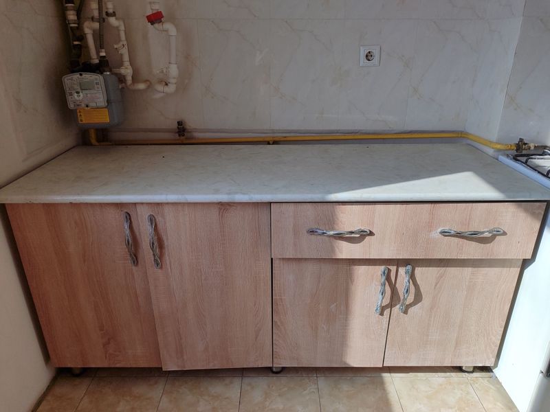 Kuxinni mebel 176sm kattalikda keng katta qilib yasalgan.