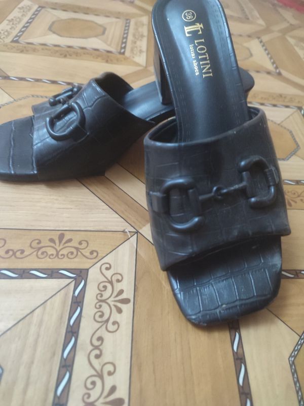 Ayollar oyoq kiyimi Ayollar oyoq kiyimi