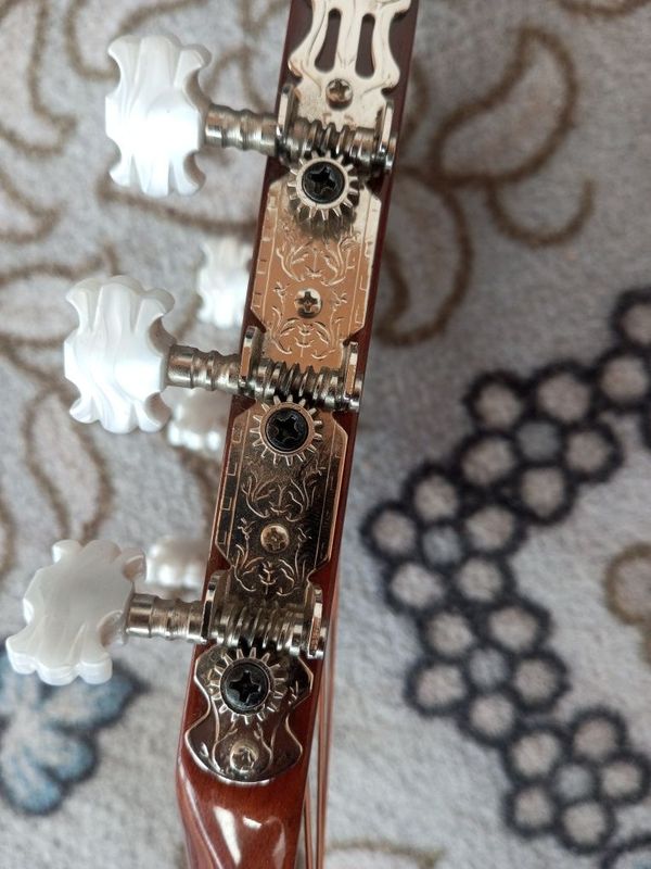 Klassik gitara sotiladi yangidek Klassik gitara sotiladi yangidek