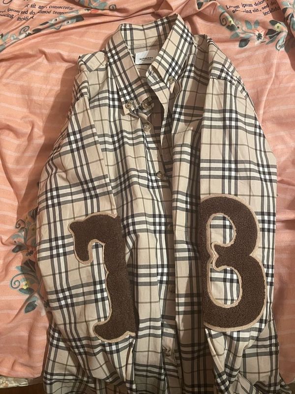 Продается Burberry M размер Продается Burberry M размер