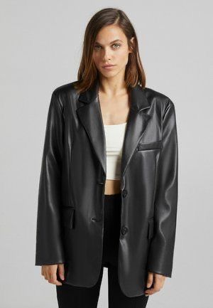 Черный кожанный пиджак из BERSHKA Черный кожанный пиджак из BERSHKA