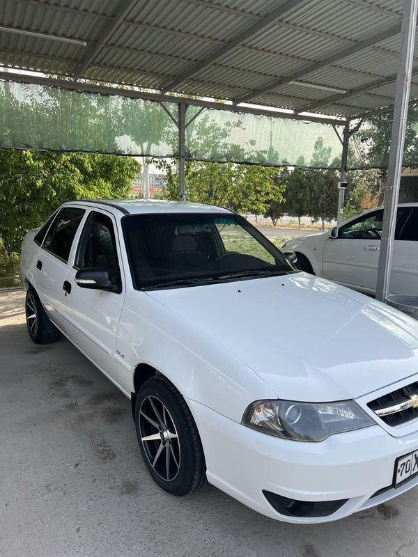 Nexia 2 luxe sotiladi