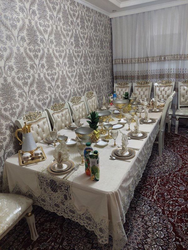 Продается стол и стулья с комодом для гостиной
