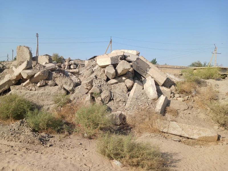 Beton bulaklari va tuproq Beton bulaklari va tuproq