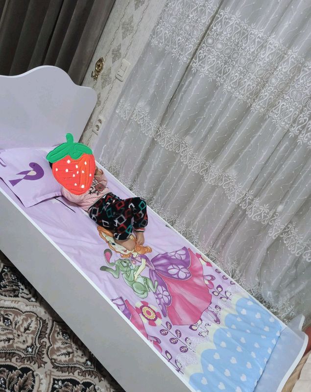 Detiskiy divancha sotiladi Detiskiy divancha sotiladi