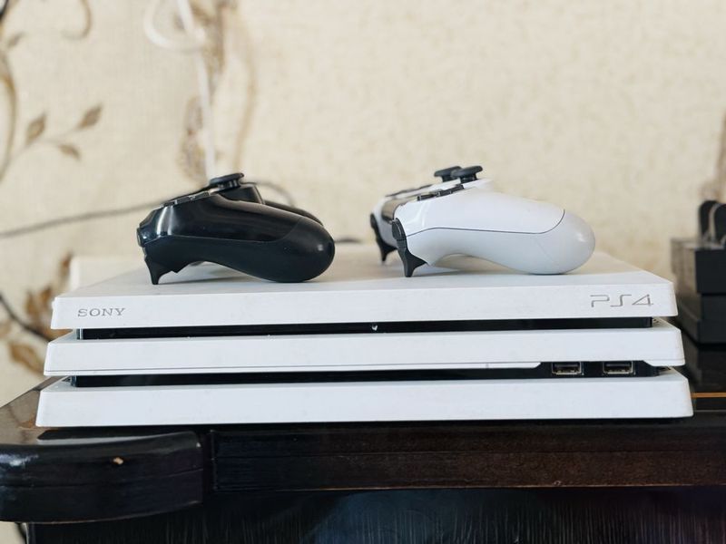 Play station 4 pro 1 tr chotli aybi yuq ichda uyini bor Play station 4 pro 1 tr chotli aybi yuq ichda uyini bor