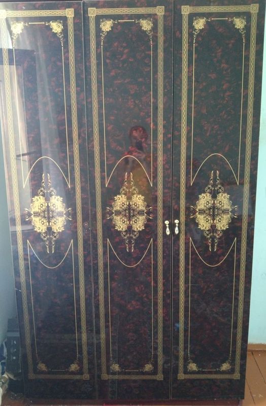 3 eshikli shkaf, bir tomoni polkali, 2 ta eshigi kiyim ildirgichli 3 eshikli shkaf, bir tomoni polkali, 2 ta eshigi kiyim ildirgichli