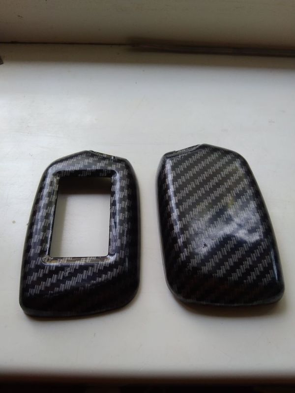 avtomobil kaliti uchun karbon ko‘rinishidagi plastik g‘ilof.