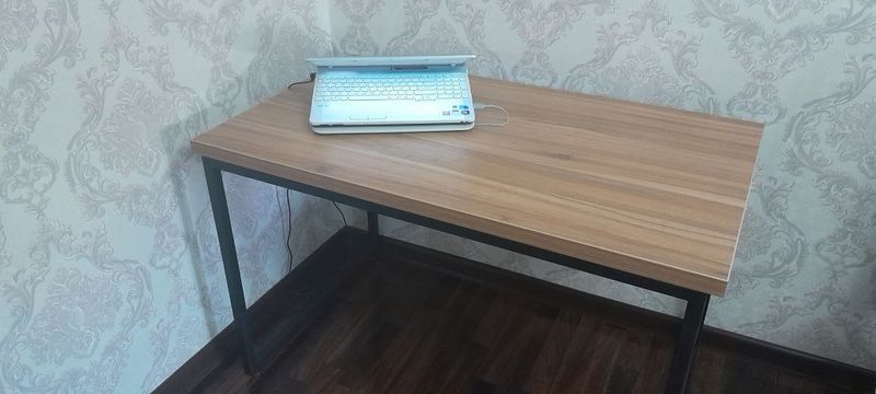 Стол в стиле лофт.