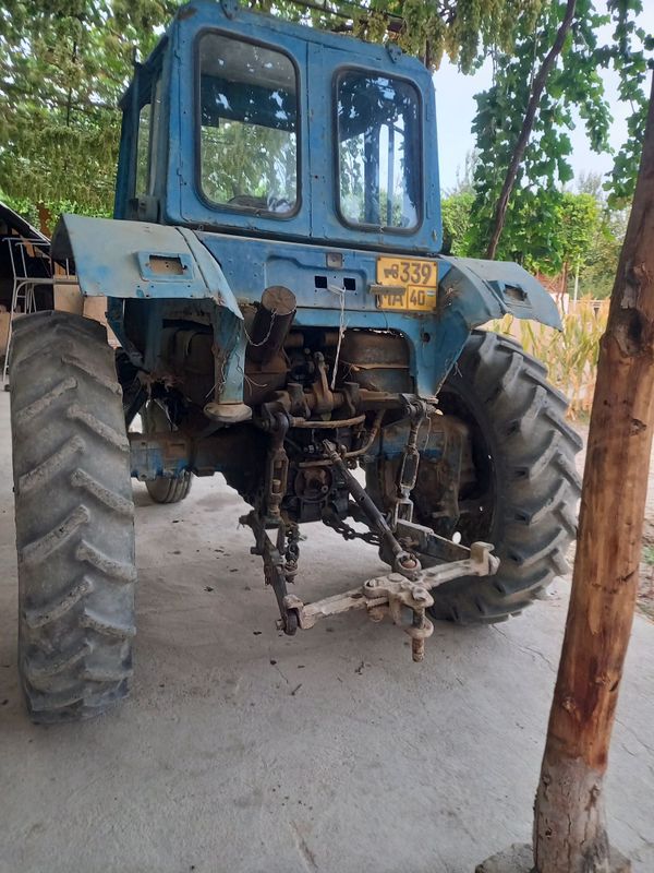 Traktor. MTZ 80 aybi yoq ishlab turibdi Traktor. MTZ 80 aybi yoq ishlab turibdi