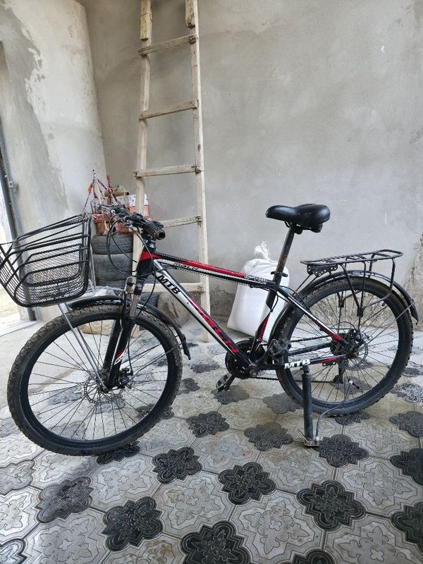 Velosiped sotiladi holati yaxshi padvalda yotgan.aybi oyog'i yo'q. sh