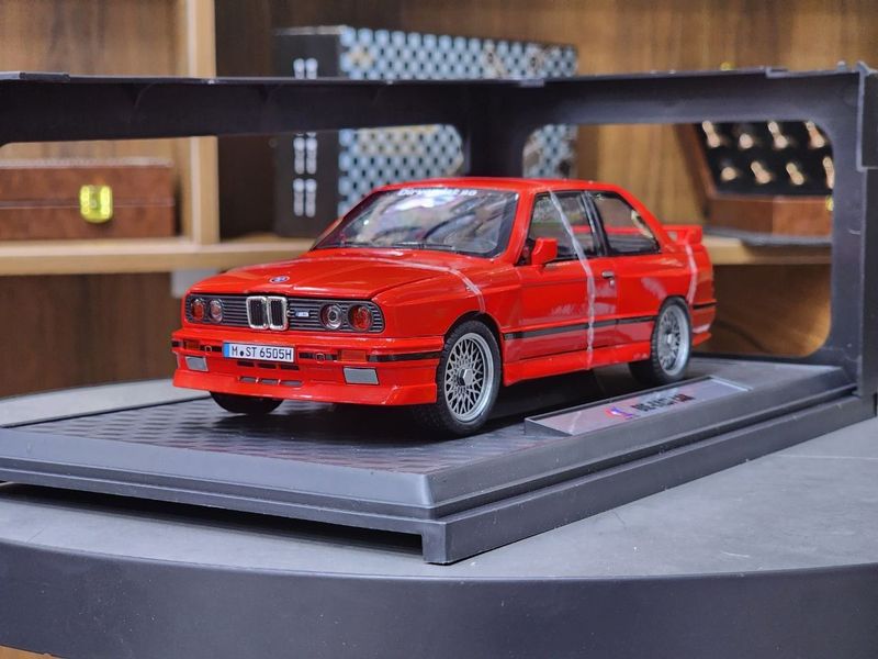 Модель металлической машины BMW M3 E30 1:24 БМВ М3 Модель металлической машины BMW M3 E30 1:24 БМВ М3