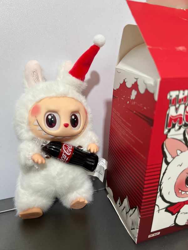 Лабубу (labubu) игрушка, из серии Coca-cola, 1:1 Лабубу (labubu) игрушка, из серии Coca-cola, 1:1