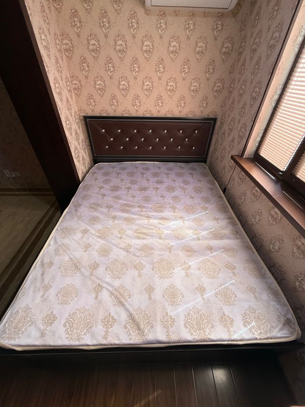 Продам кровать в хорошем состояние и 2 тумбочки. Продам кровать в хорошем состояние и 2 тумбочки.