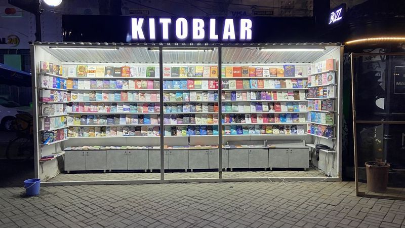 Avval kitob dokoni bolgan Butka va ichidagi stilajlar sotiladi Avval kitob dokoni bolgan Butka va ichidagi stilajlar sotiladi