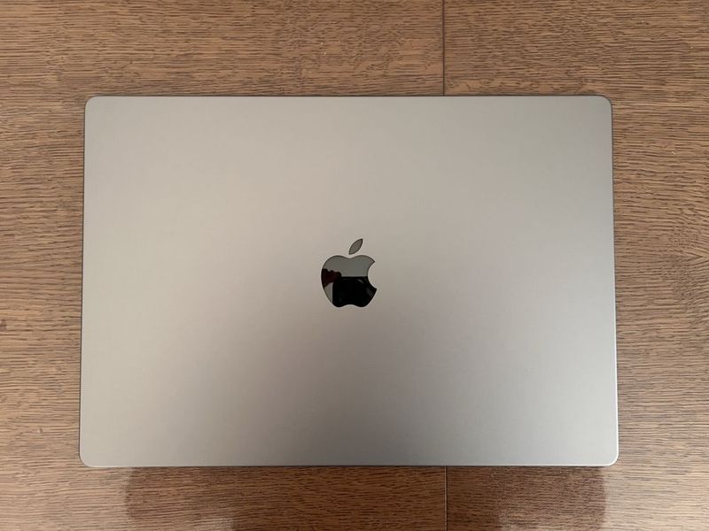 Верхняя крышка от Macbook Pro 16 A2485 (матрица не работает)